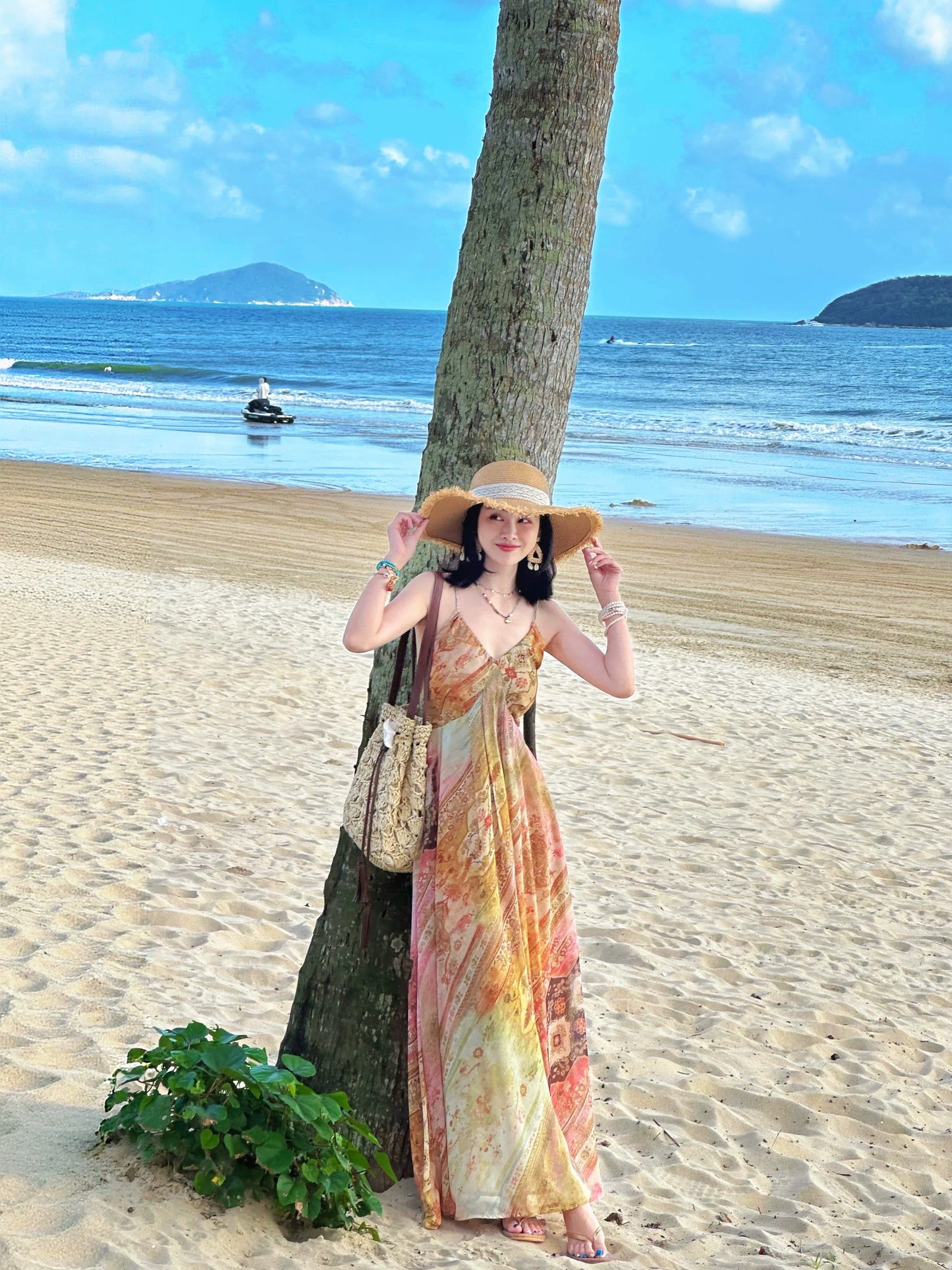 Wu Lingling's Bohemian-inspired resort-style V-neck sundress/beach sundress