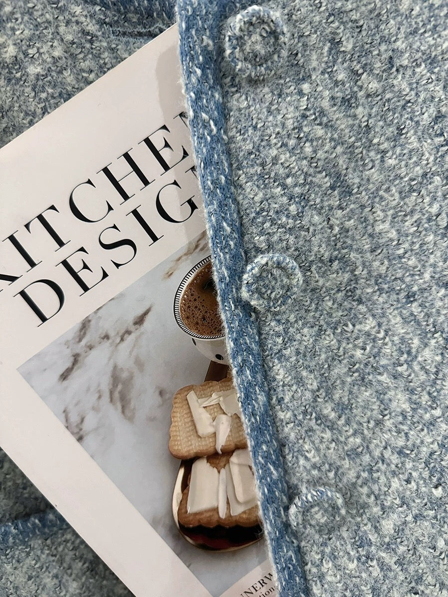 Blue French-style exquisite down-filled-inspired jacket for women, 2025 new winter fashion Korean short top.