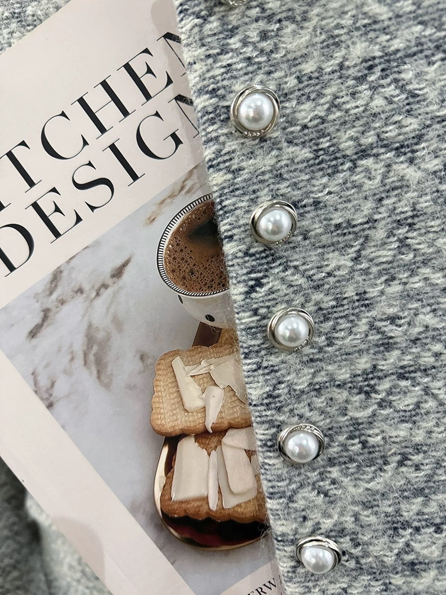 Elegant and refined grey down-lined-style jacket for women, 2025 new winter style, simple pearl button short top.