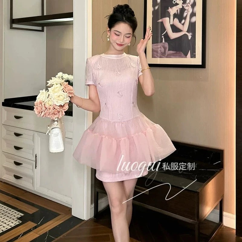 White dress, goddess-like temperament, slimming short skirt, niche light luxury style, waist-cinching short-sleeved A-line skirt, summer.