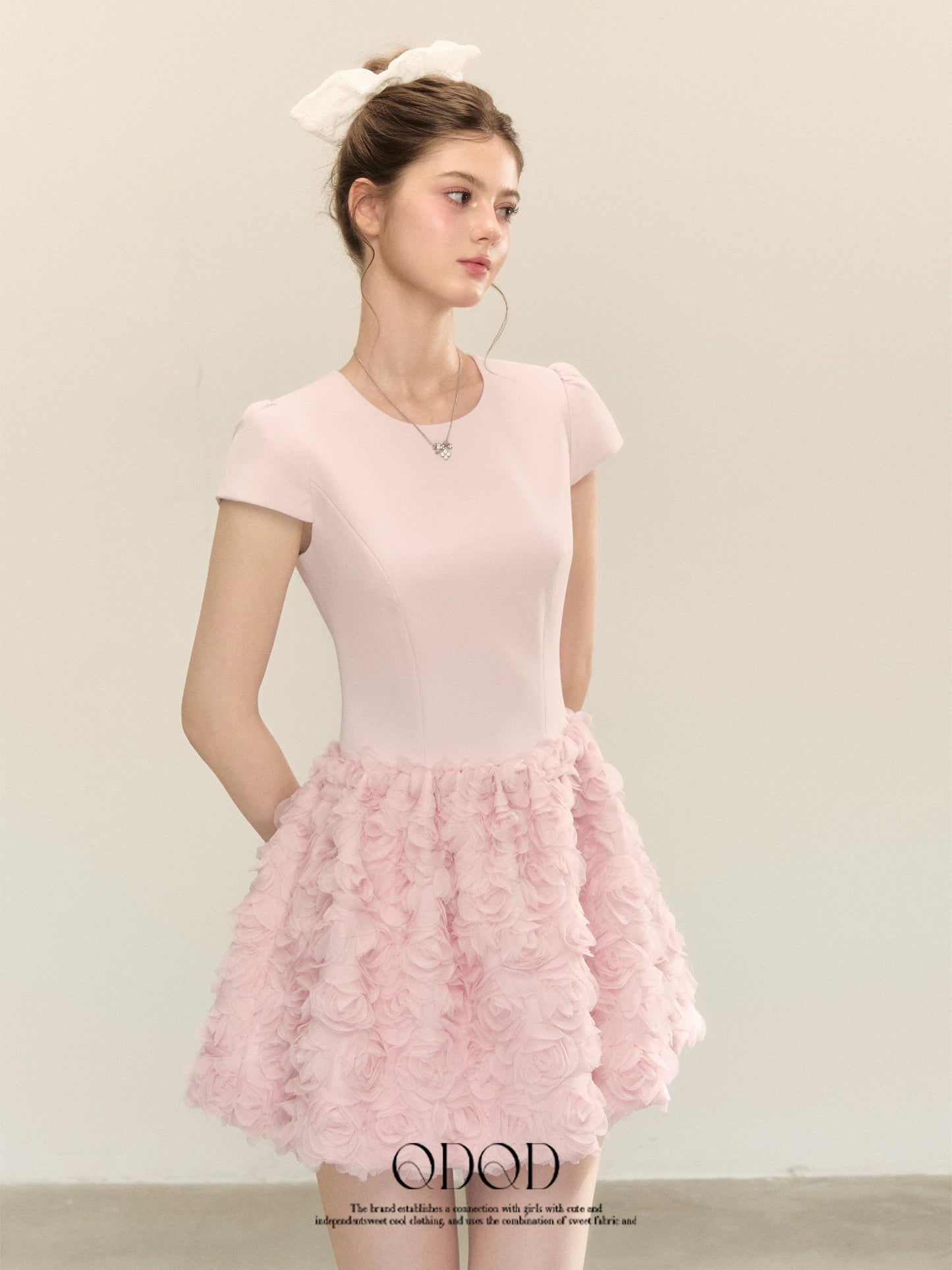 QDQD Elegant White Dress for Summer, Slimming Waist-Defining, Three-Dimensional Floral Design, Heavy-Duty A-Line Skirt