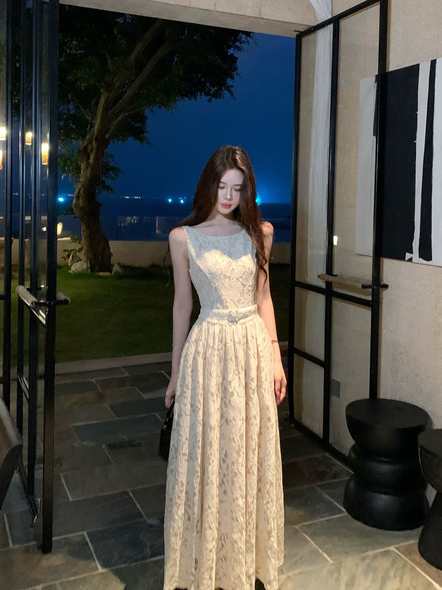 Mu Zi Li's Li - A gentle and elegant style, featuring a sleeveless high-waisted, lace-trimmed, A-line, long summer dress.