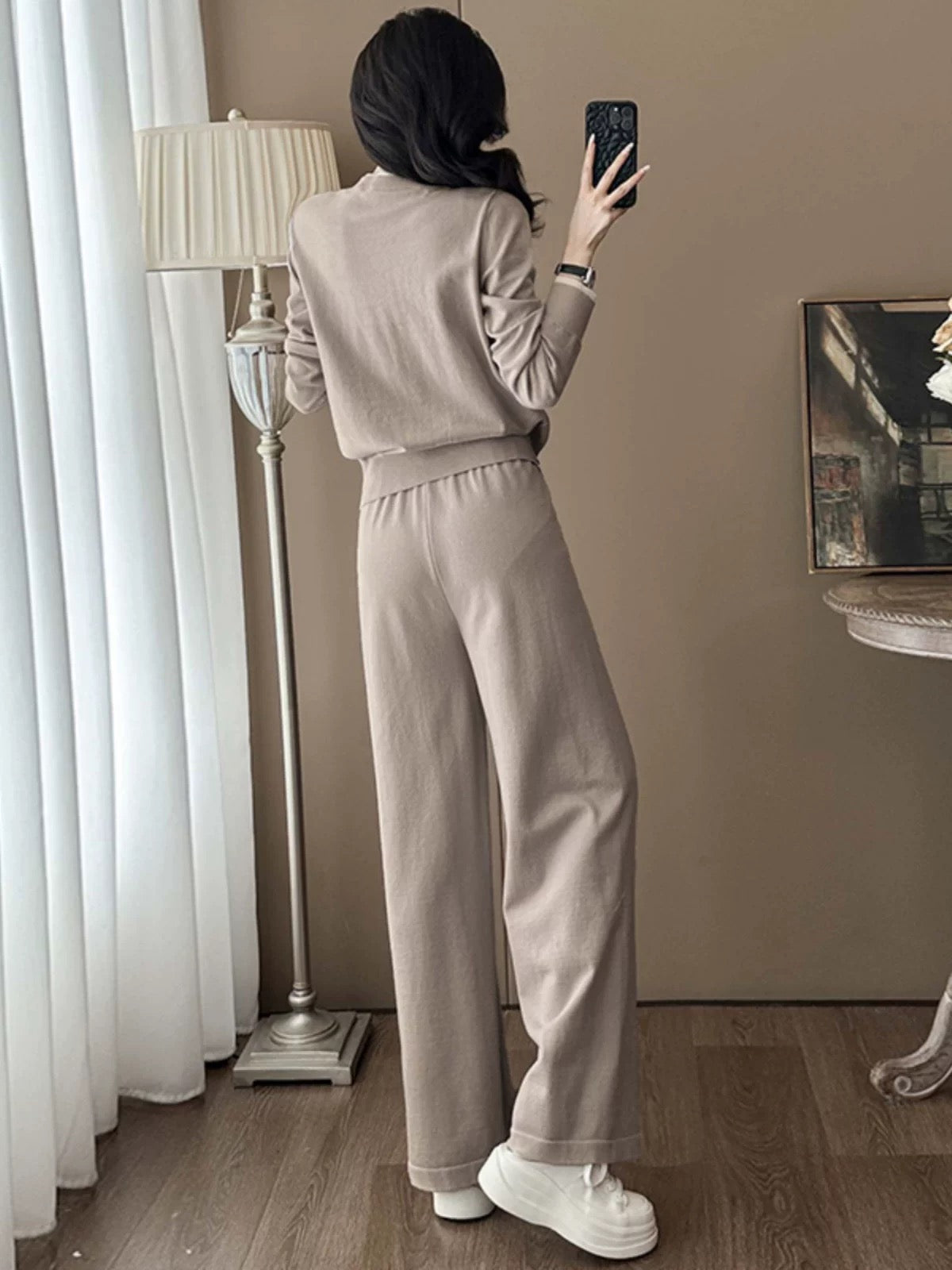A complete set of autumn outfits for women, elegant and stylish, fake two-piece knit sweaters, drapey wide-leg pants, casual and fashionable two-piece suits