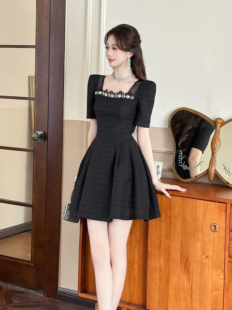 European station A-line dress for women in summer French square collar diamond waist unique beautiful rich daughter little black dress