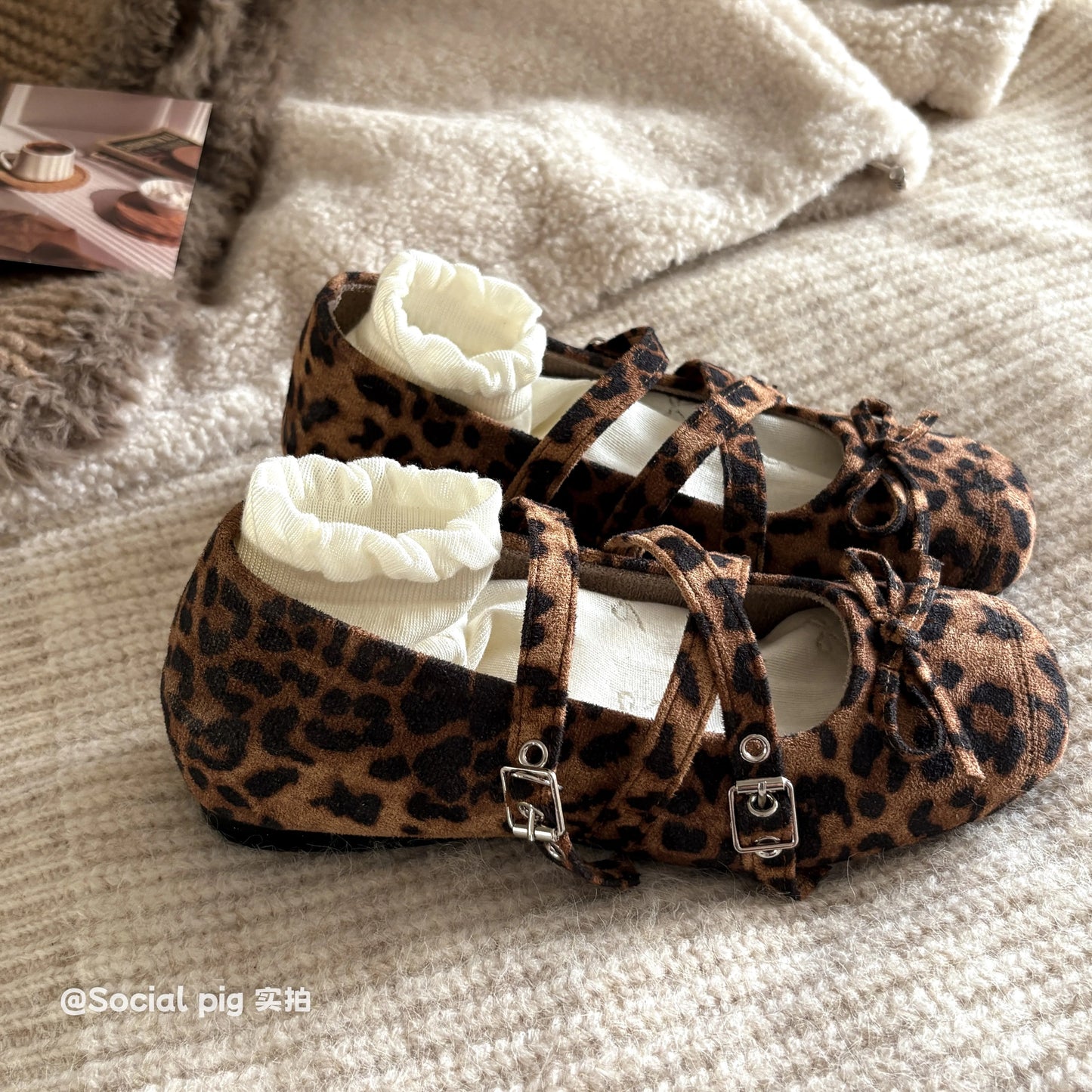 Social Pig - Gentle-inspired cross-strap low-cut platform Mary Jane shoes for evening wear with skirts.