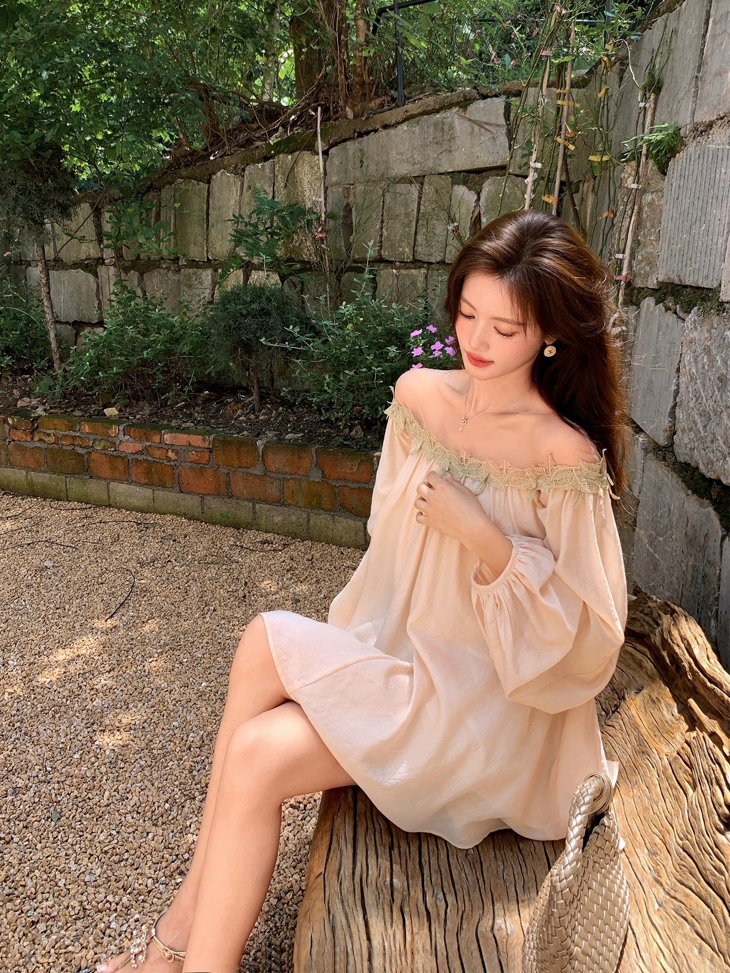 Plums are ripe. Fairy-like and elegant pure desire style mesh splicing one-shoulder small shirt for women in summer romantic lantern sleeve top