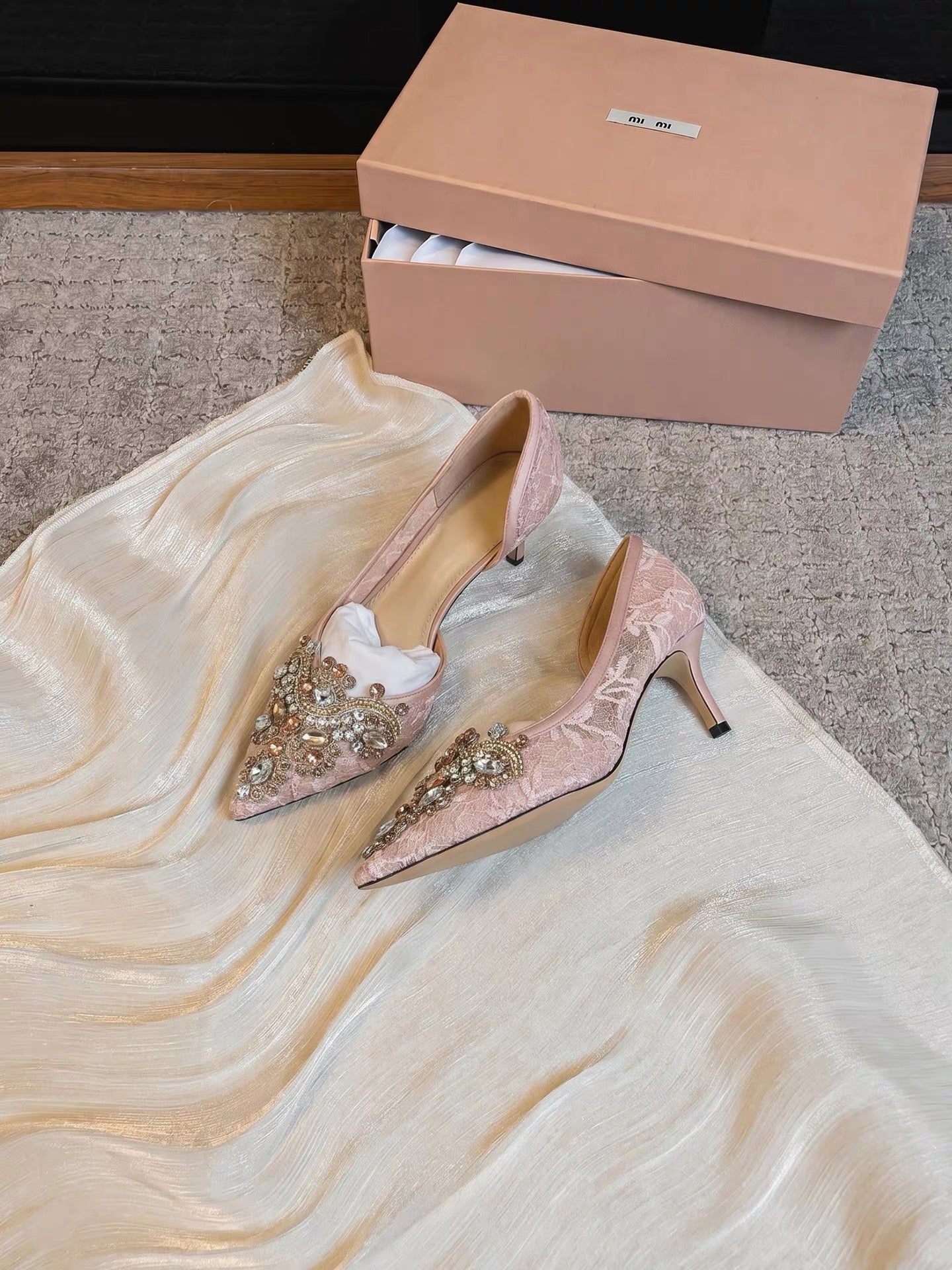 Jianghou Exquisite & Comfortable Bridal Shoes: Nude-Pink Pointed-Toe Stiletto Pumps with Side Cutouts and Lace Detail