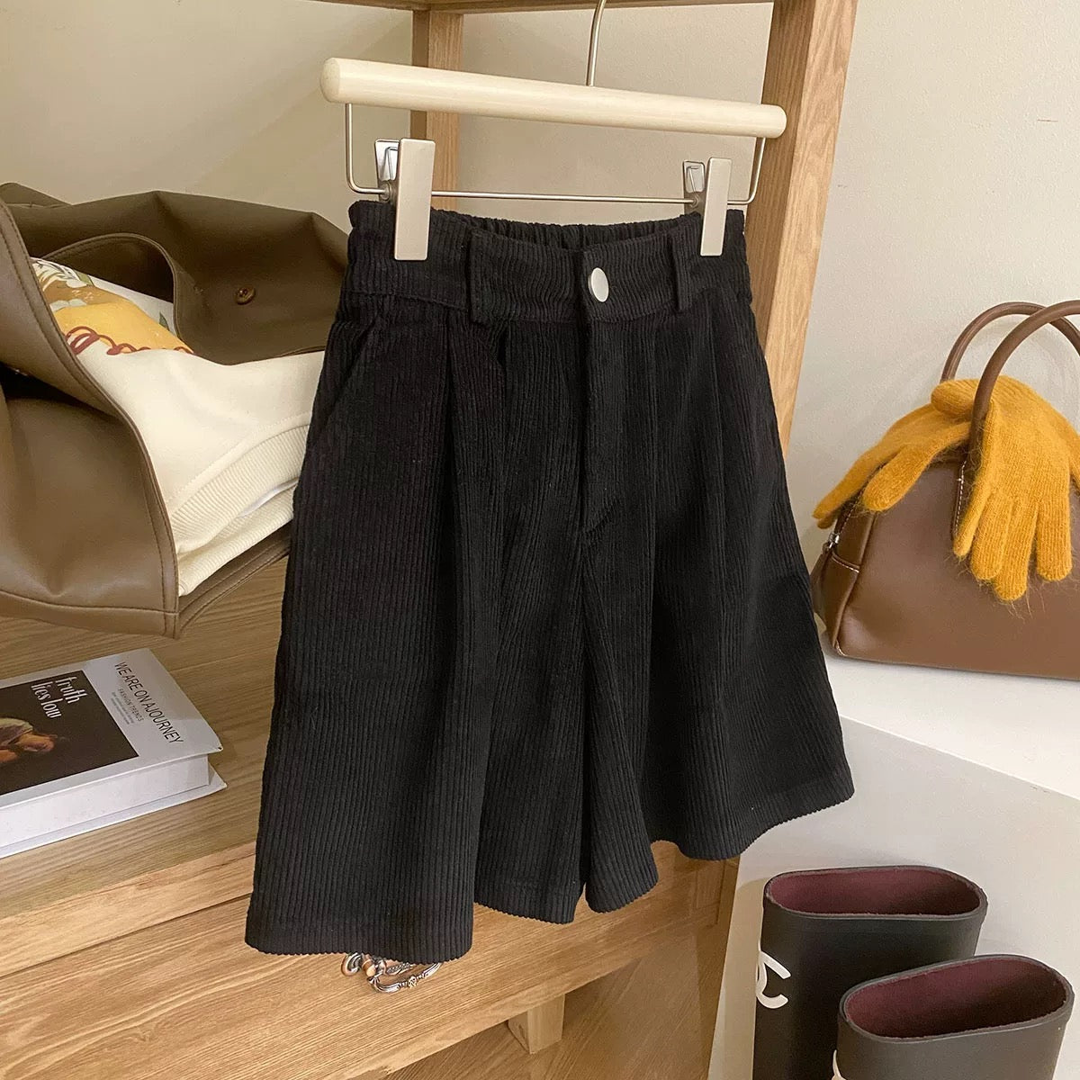 Retro Japanese-style retro corduroy wide-leg shorts for women in autumn and winter high-waisted loose and versatile temperament outer boot pants