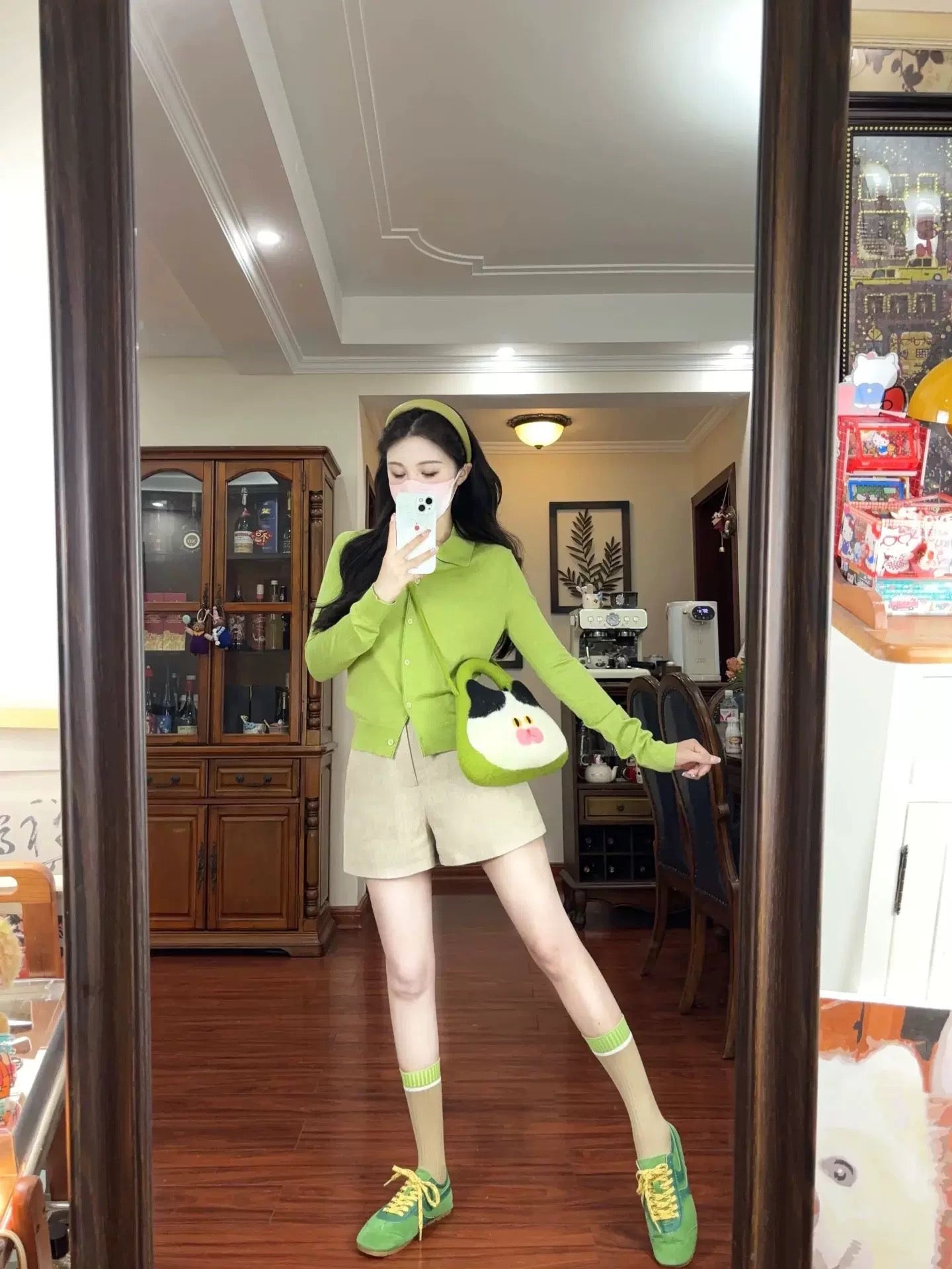 Dopamine is paired with a two-piece set of slim long-sleeved polo collar green knitted shirt, top and shorts in early autumn.