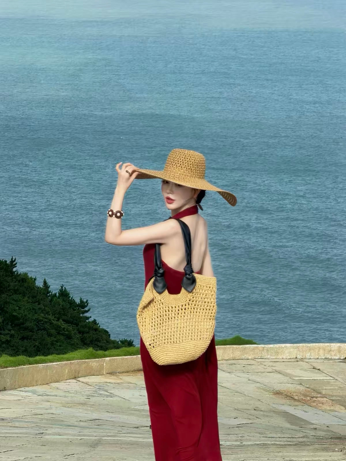 Feng Xinying "Wine Red Elegance" – Women's French-style vintage fitted sleeveless halter dress featuring a sexy crisscross V-neck and open back.