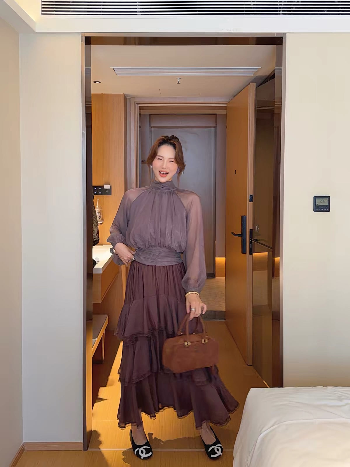 Ji-young Unnie: High-neck French-style "quiet luxury" shirt—2026 Early Autumn new arrival; a chic, loose-fitting, and slimming sheer blouse.