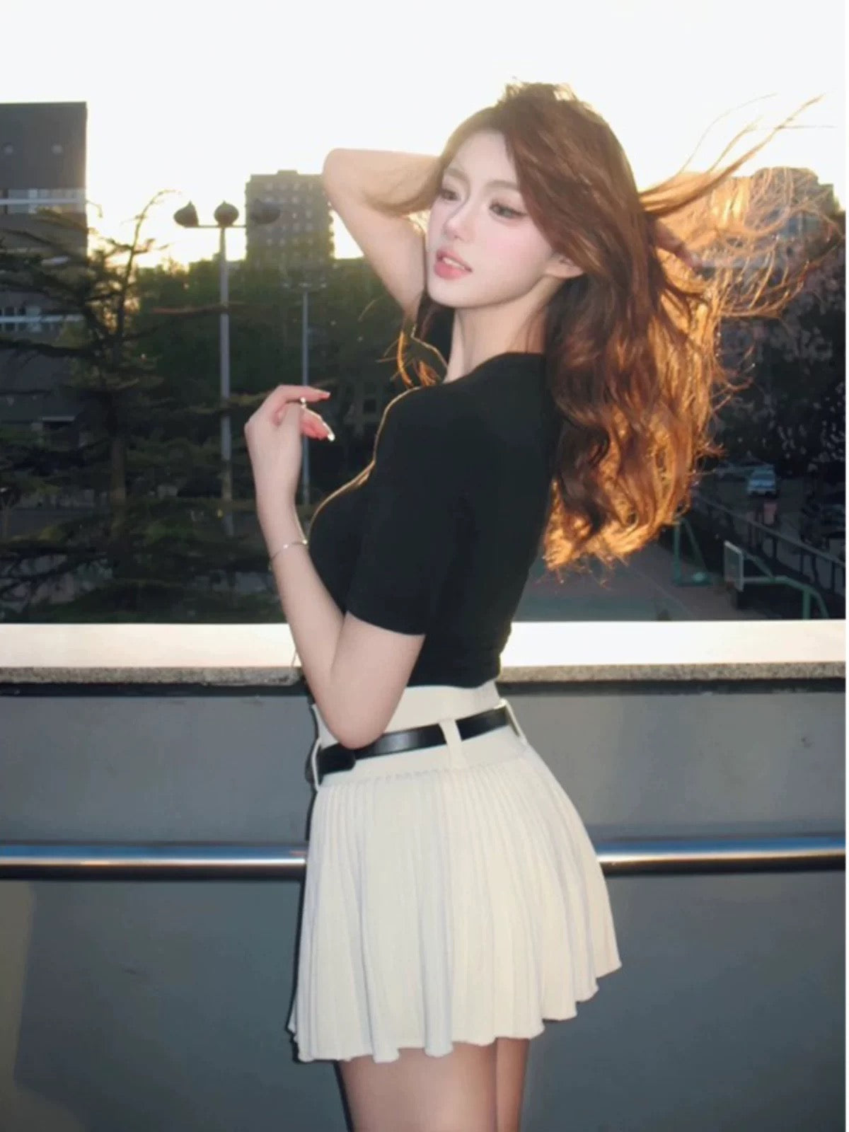A complete set of tea-style outfits, salt-style light and sophisticated style, V-neck T-shirt top, pleated skirt two-piece suit for women, summer and capable temperament