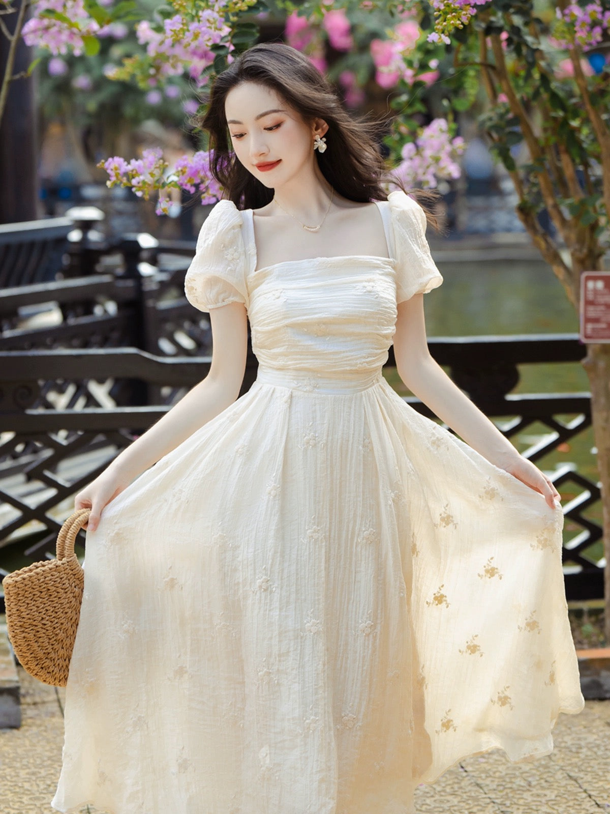 French square neck waist embroidered dress for women summer 2024 new style chic and beautiful tea break skirt fairy super fairy