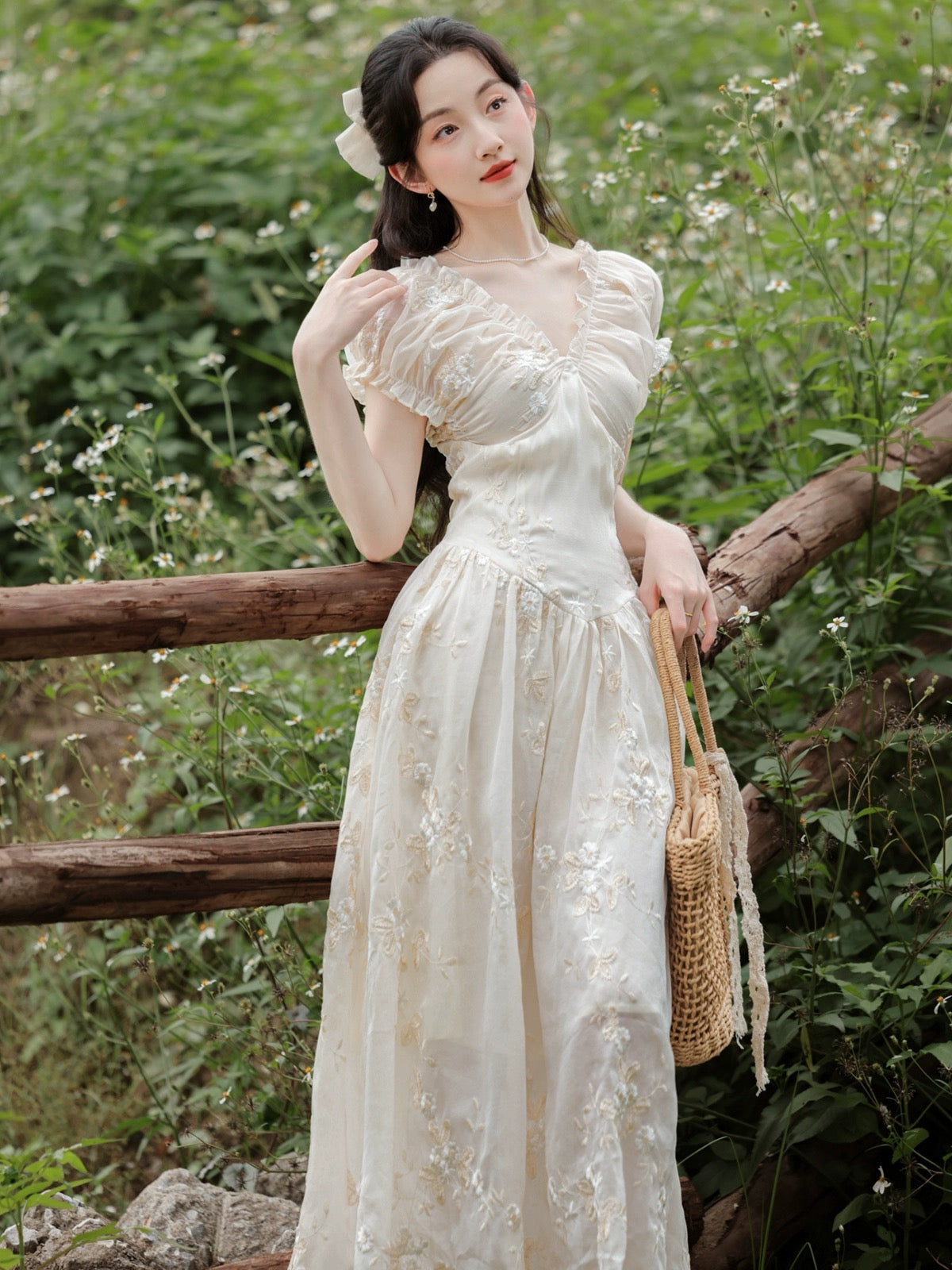 High-end heavy-duty embroidered beautiful dress for women summer 2024 new style French slim temperament v-neck long skirt