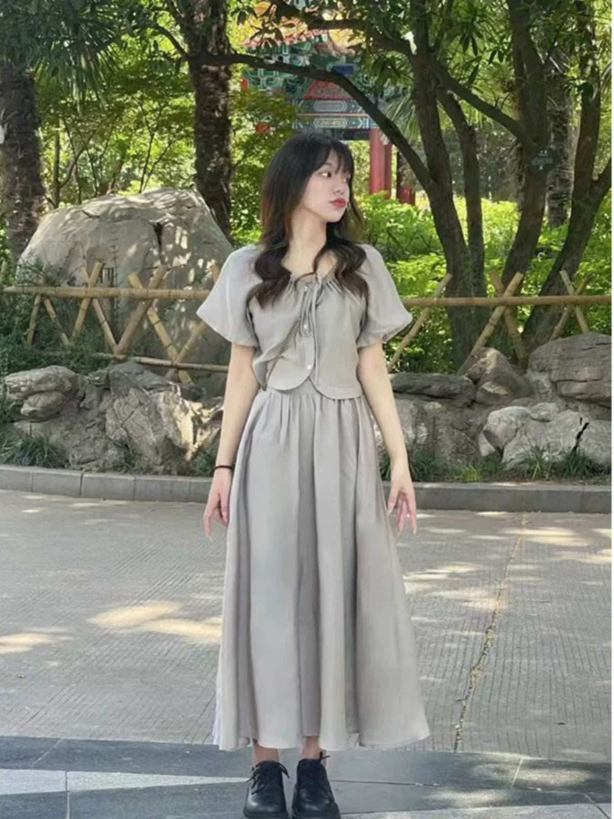 Summer clothes are paired with a complete set of fashionable puff-sleeved tops, skirts, and two-piece skirts for small people to look taller.