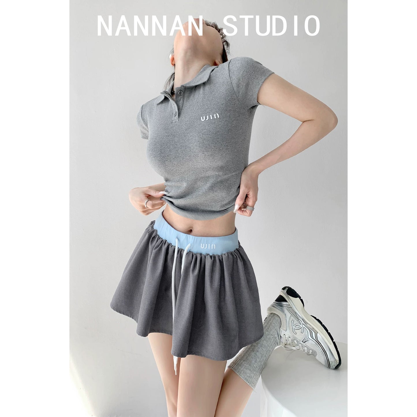 Playful artist/European and American college style navy blue POLO collar short-sleeved T-shirt + contrasting color high-waist skirt women's two-piece set