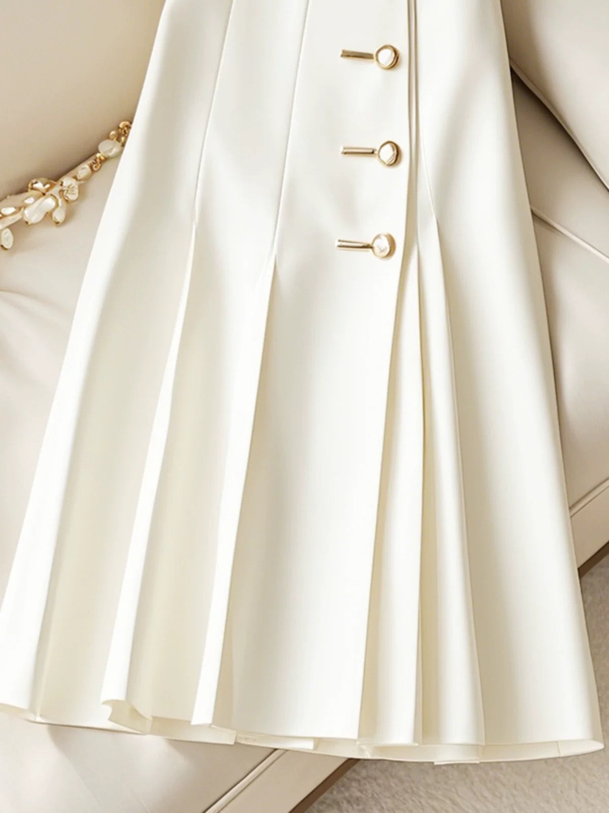 This year's most popular style is a drapey, high-end, super-good-looking, unique, niche white skirt for women in summer.