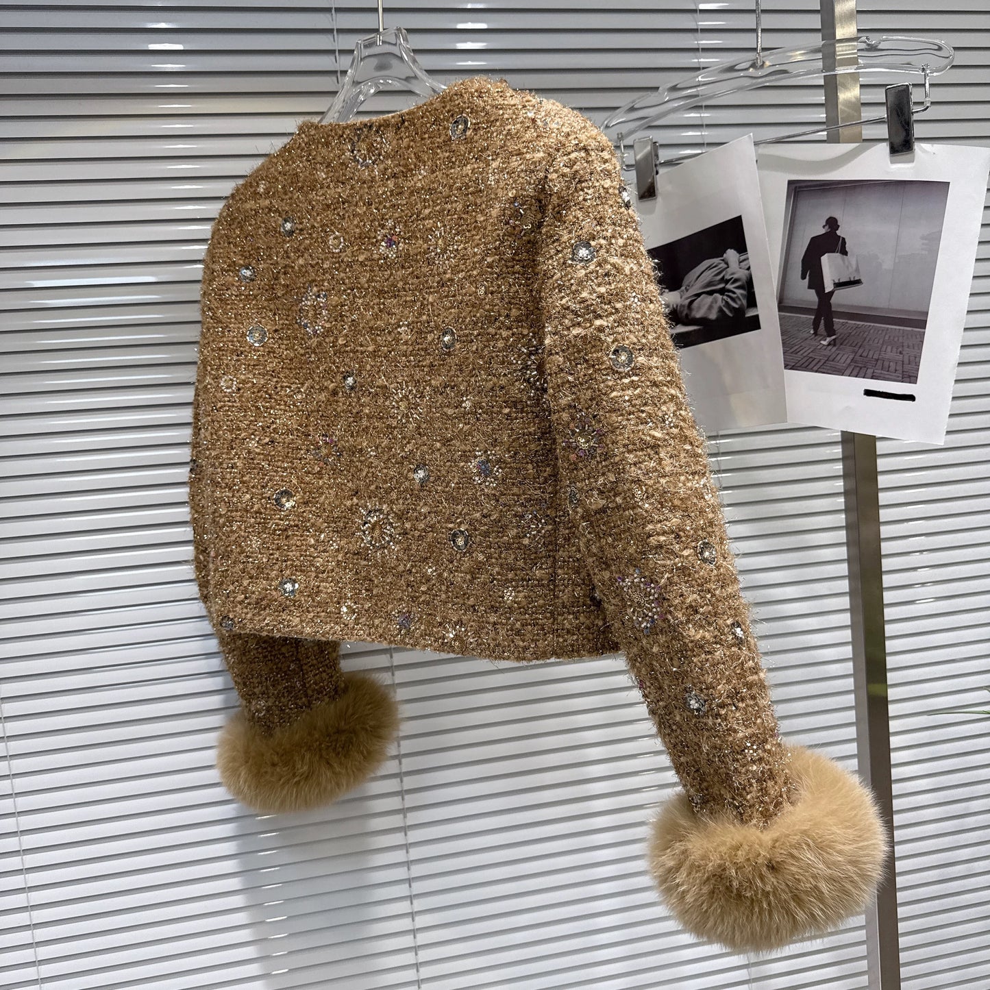 Popular online style, 2025 winter new high-end light luxury beaded tweed fox fur cuff down short jacket for women.
