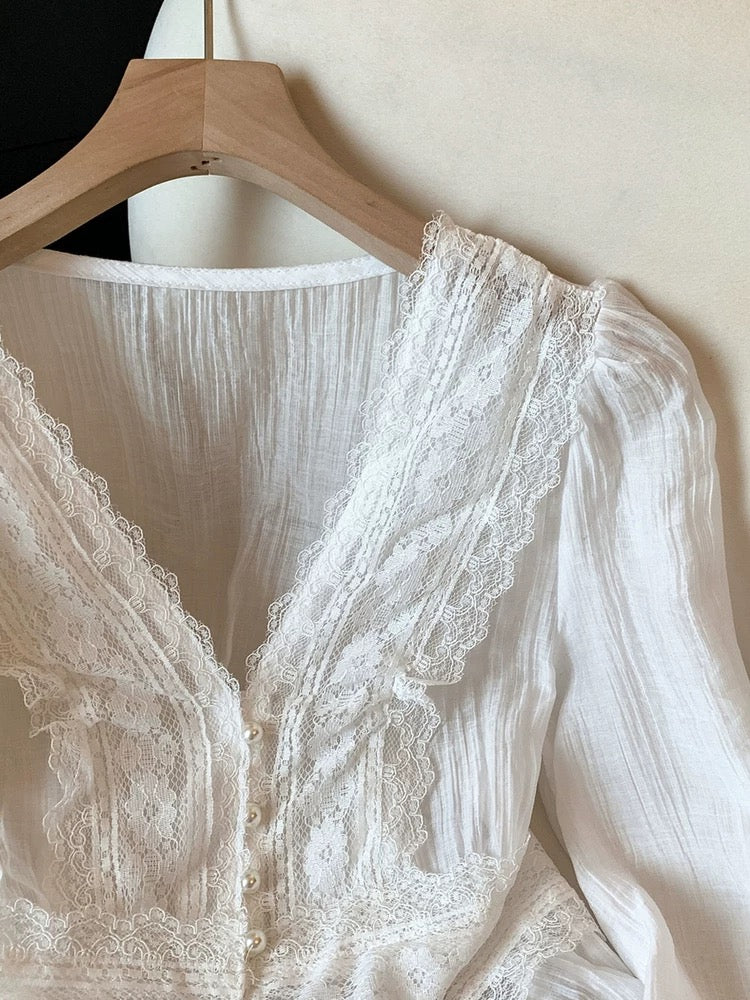 Jade Closet flagship store recommendation: A chic and sweet V-neck long-sleeved lace chiffon blouse by Medela.