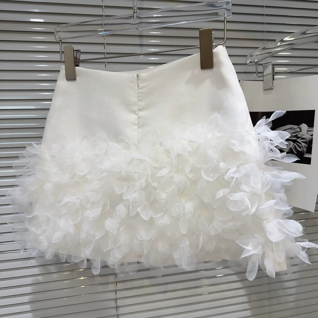 Popular online style, 2025 Autumn New French Elegant Mesh 3D Petal Design Short Skirt A-line Skirt