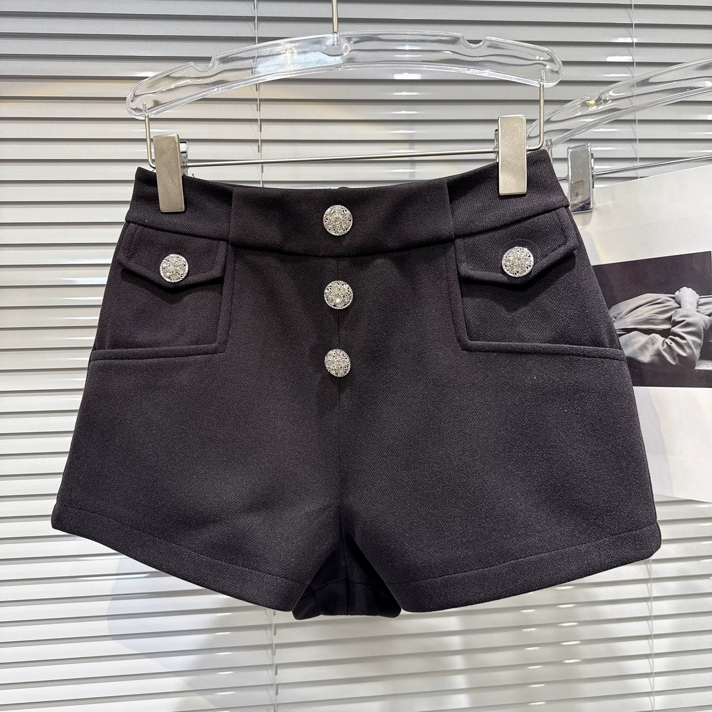 Popular online style 2025 autumn new style light luxury temperament rhinestone buckle slimming simple three-quarter woolen shorts bootcut pants women