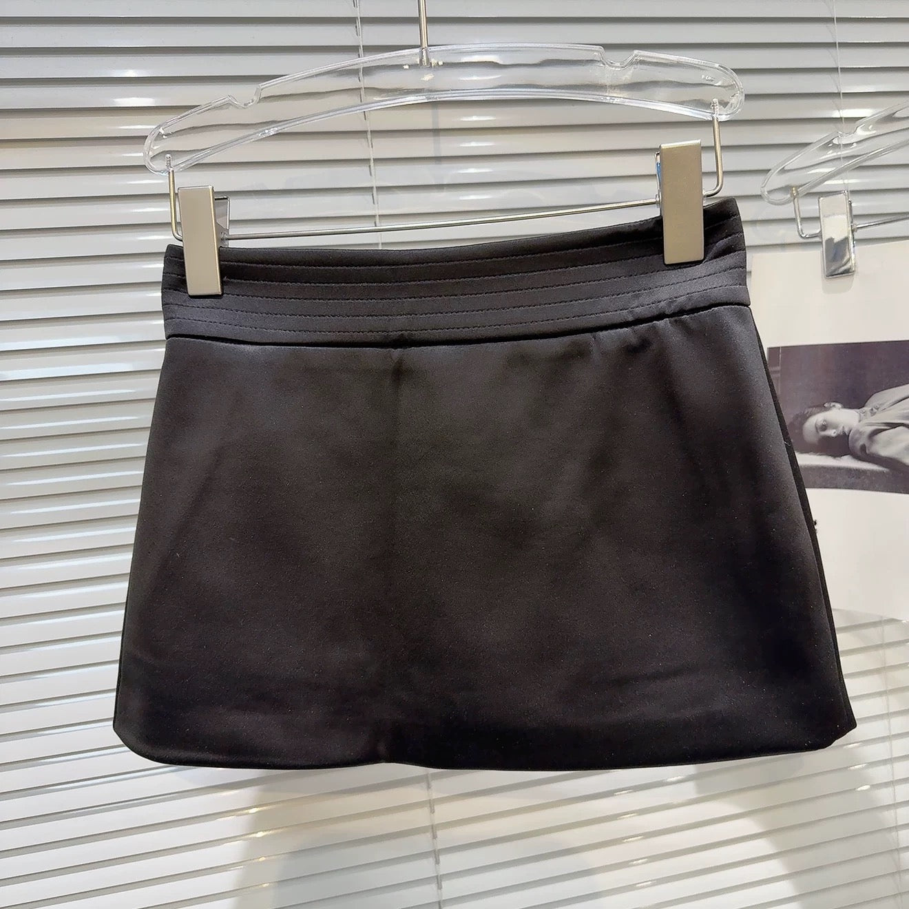 Popular online style, 2025 autumn new arrival, elegant and sophisticated solid color simple wide waist A-line skirt for women.