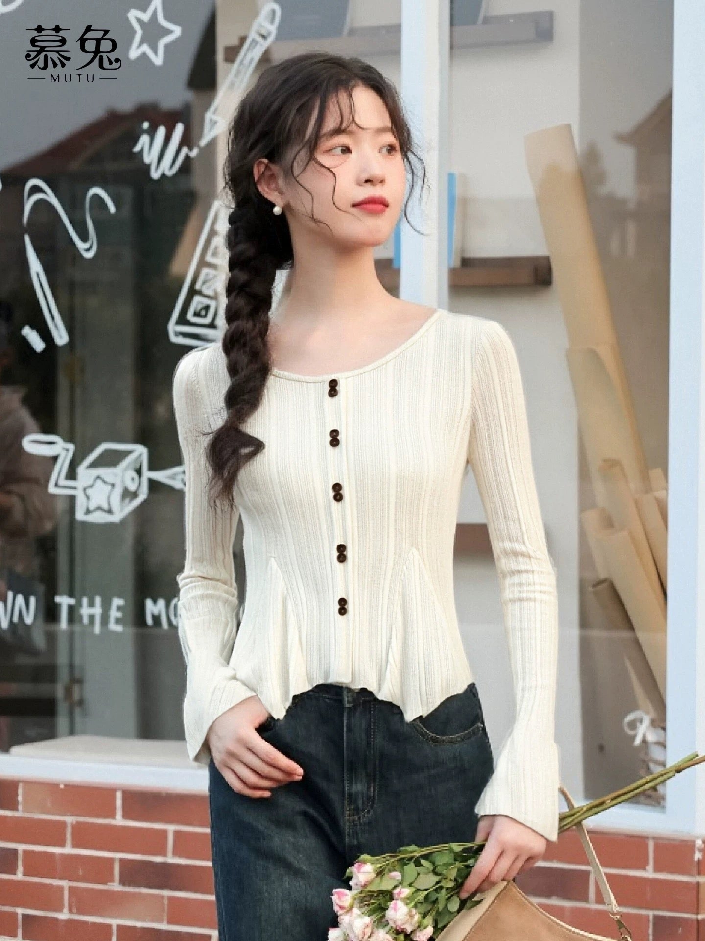 Mutu French-style irregular long-sleeved knit top for women, 2025 autumn new style, unique design, slim fit.