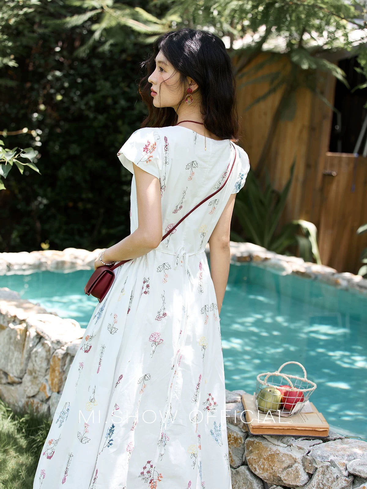 Mixiu White Embroidered Square Neck Puff Sleeve Dress 2025 Summer New French Retro Style Slimming Dress
