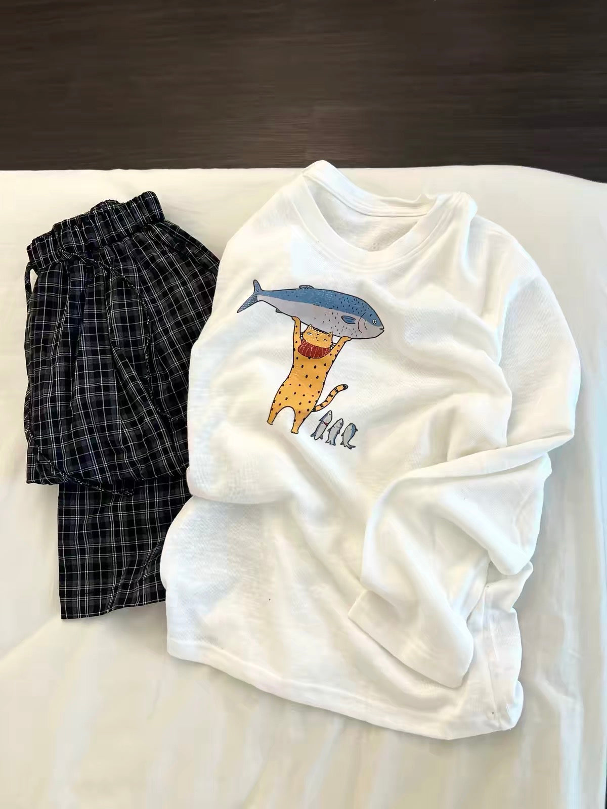 Korean-style casual long-sleeved pajama set for women—featuring a cartoon print top and loose plaid trousers; suitable for loungewear or casual wear; available in plus sizes.