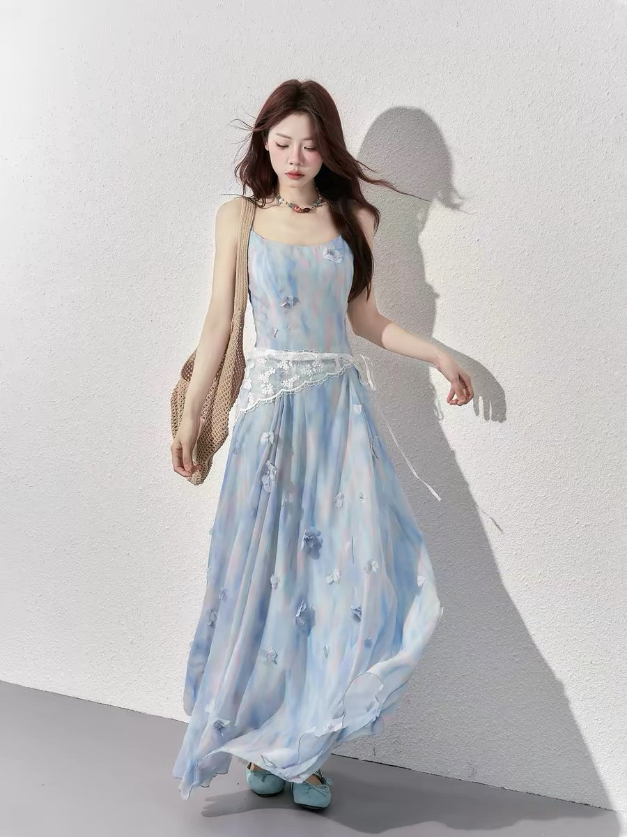 A small wild berry floral print sundress for women, summer 2025 new style, French dopamine temperament, waist-slimming dress.