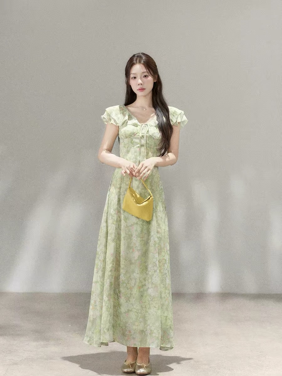A beautiful French-style long dress with a small wild berry green flor Lee Nhi Boutique A beautiful French-style long dress with a small wild berry green flor Lee Nhi Boutique