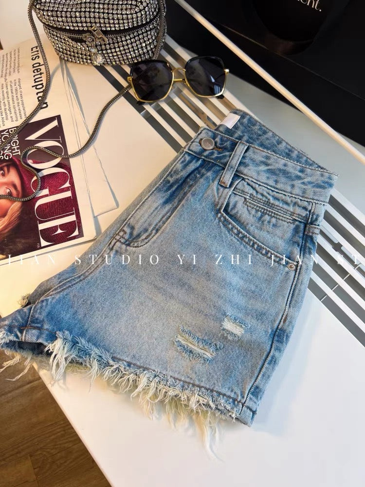 Women's denim shorts with frayed edges, perfect for summer, high-waisted, slimming, A-line, loose fit, trendy and stylish, makes legs look longer.