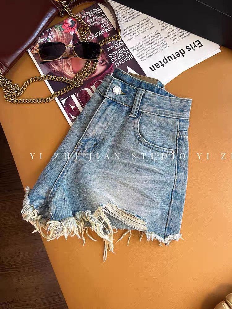 Ripped and frayed denim shorts for women, new summer style, American retro hot pants, A-line, fashionable, slimming and height-enhancing.