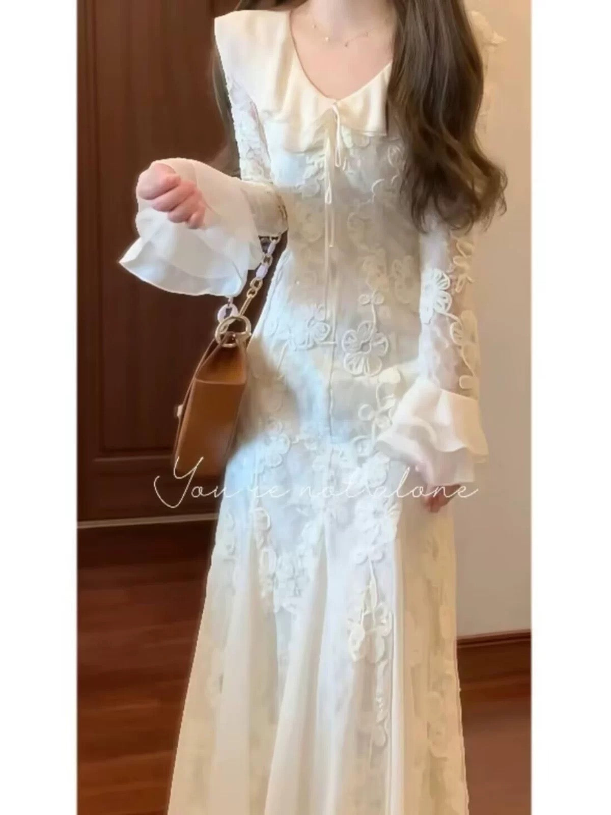 French-style tea break elegant V-neck lace white long-sleeved dress for autumn, chic and fitted fishtail maxi skirt