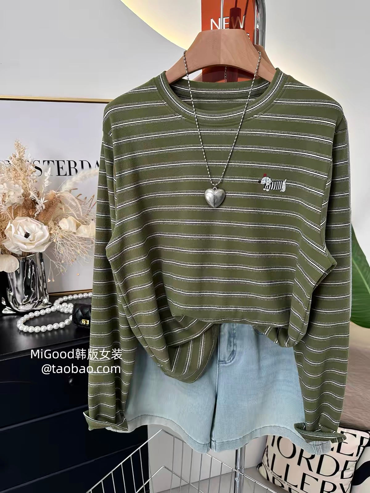 Soft and skin-friendly—trendy Korean-style casual long-sleeve striped T-shirt for women, featuring a cute puppy embroidery; a soft, loose, and versatile top.