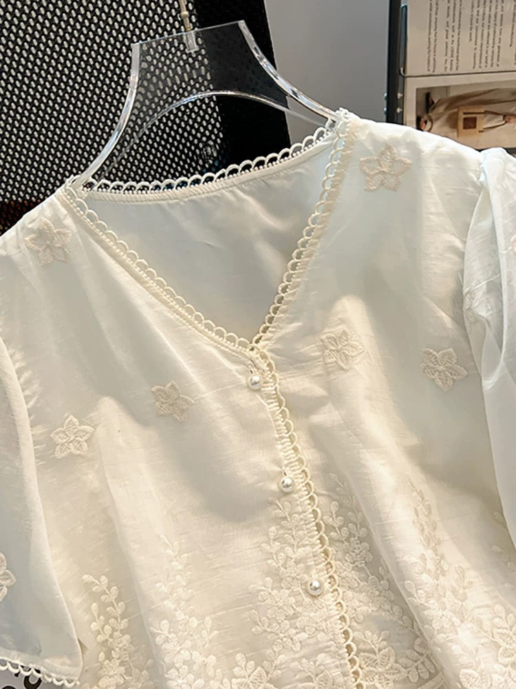 Self-retained model recommendation ~ 2025 summer new V-neck lace embroidered short-sleeved shirt female design sense versatile temperament top