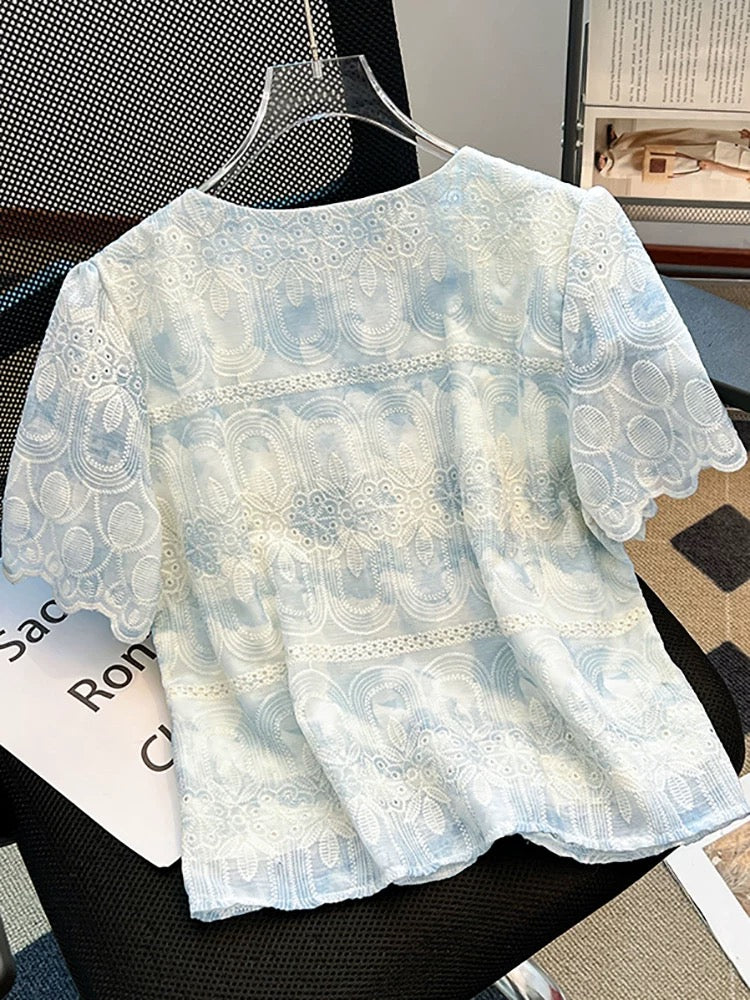 Self-retained model recommendation ~ French heavy embroidery lace short-sleeved shirt for women in summer new style age-reducing temperament top trend
