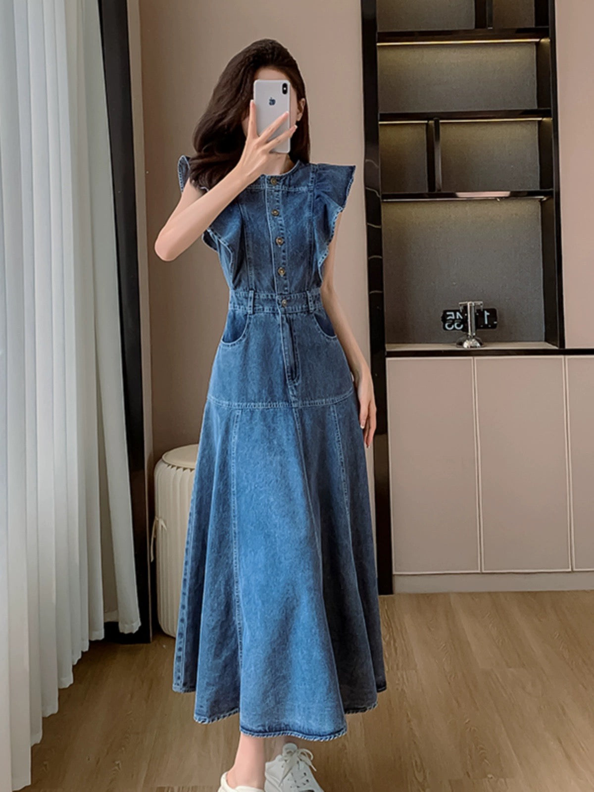 Retro Hong Kong style denim dress for women with summer design, waist slimming, casual temperament, flying sleeves, sleeveless long skirt