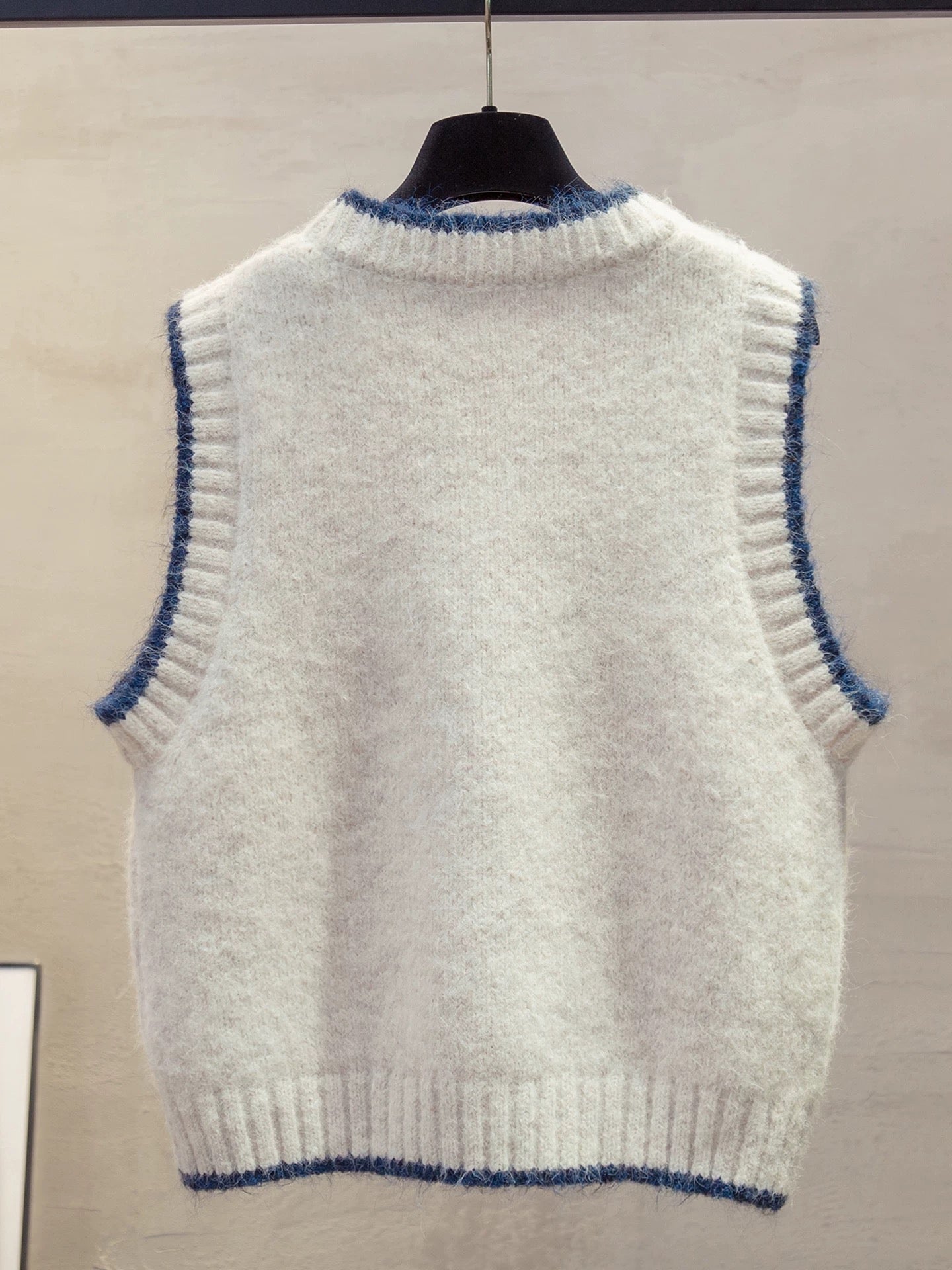 Color-blocked round neck knitted vest for women, 2025 autumn/winter new style, loose fit, suitable for layering over sweaters, trendy.