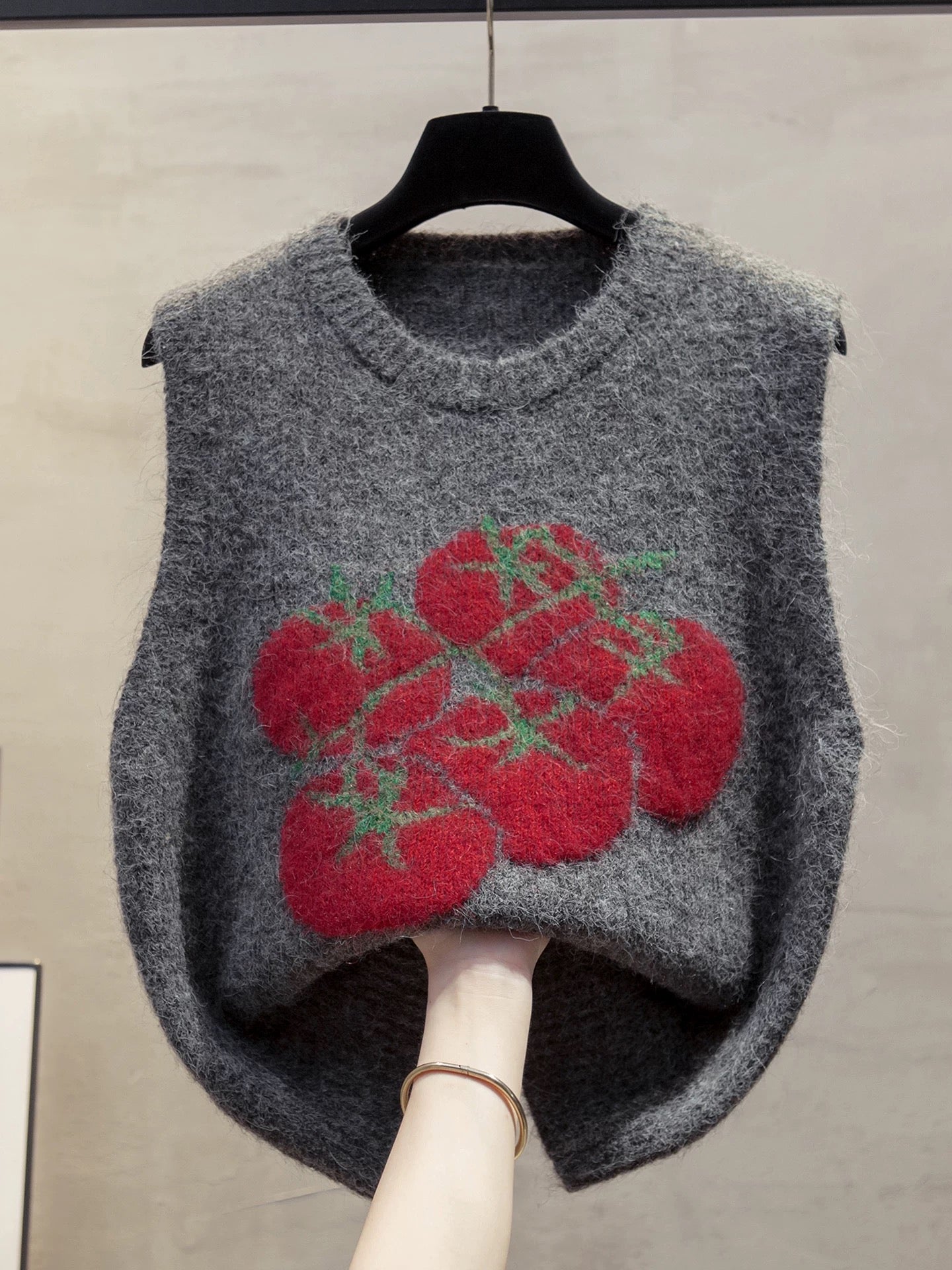 Round neck jacquard knitted vest for women, 2025 autumn and winter new style, loose fit, suitable for layering with sweaters, trendy.