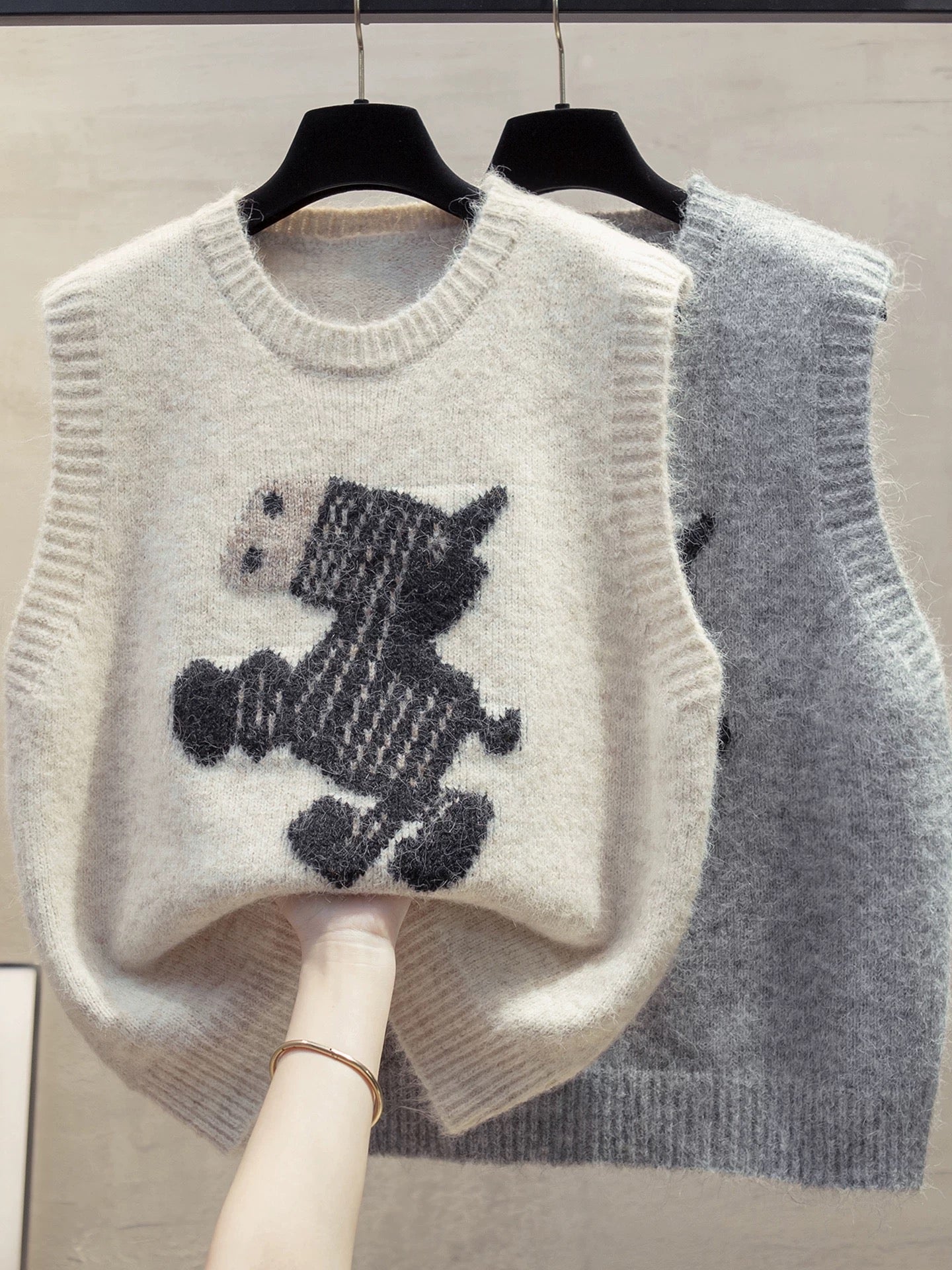 Women's Round Neck Knitted Vest, 2025 Autumn/Winter New Style, Loose Fit, Layered, Outerwear, Sweater Vest, Trendy