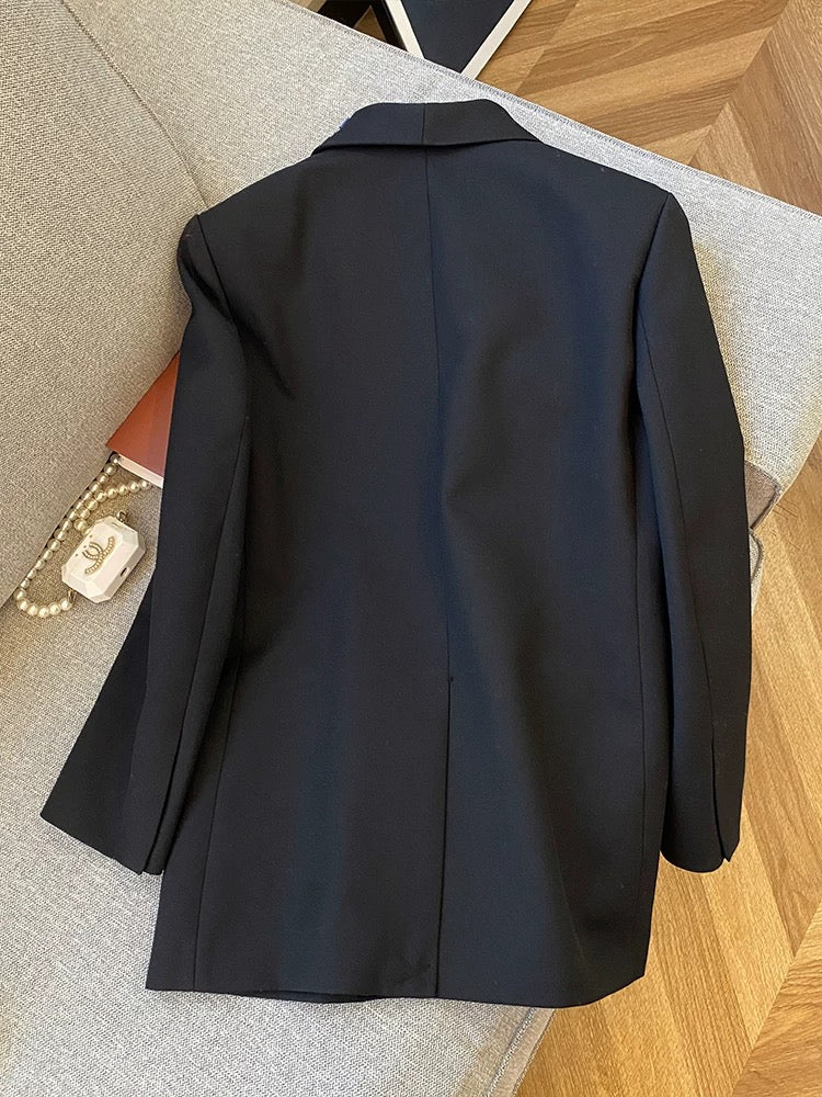 French-style light luxury beaded suit jacket, new autumn 2025 style, sophisticated and elegant, slim fit.