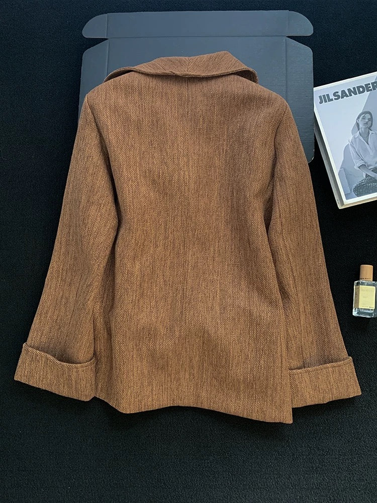 French minimalist retro oversized lapel short coat for women, 2025 winter, high-end design, Hepburn style, elegant long-sleeved coat.