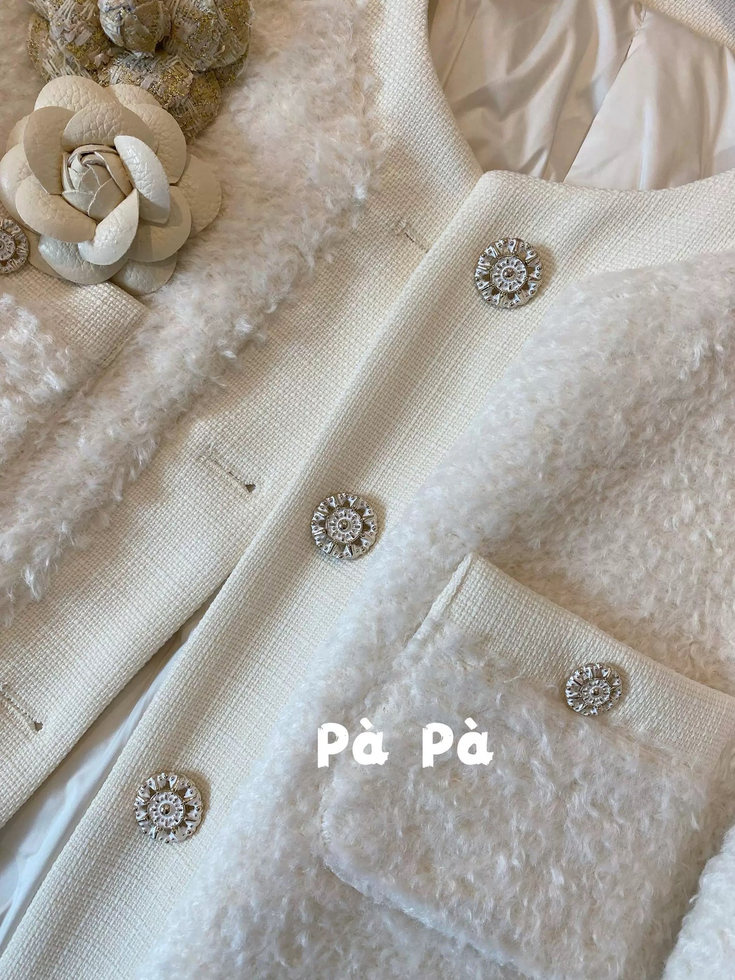 Women's winter down-filled wool coat, short wool coat with floral brooch, featuring a down lining and a 40% woolen lining.