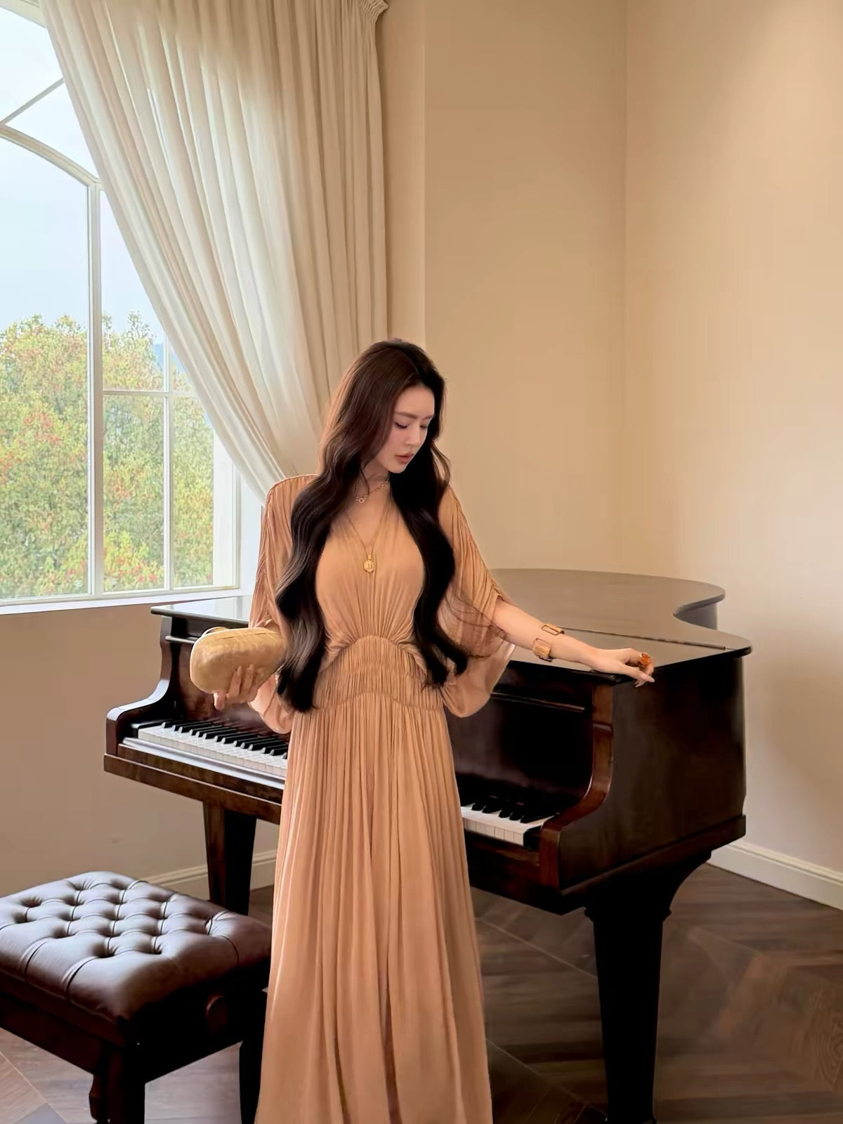 Feng Xinying "Mousse Goddess" French-style elegant, lightweight, pleated, drop-shoulder, batwing-sleeve V-neck dress with a waist-cinching, slimming silhouette.