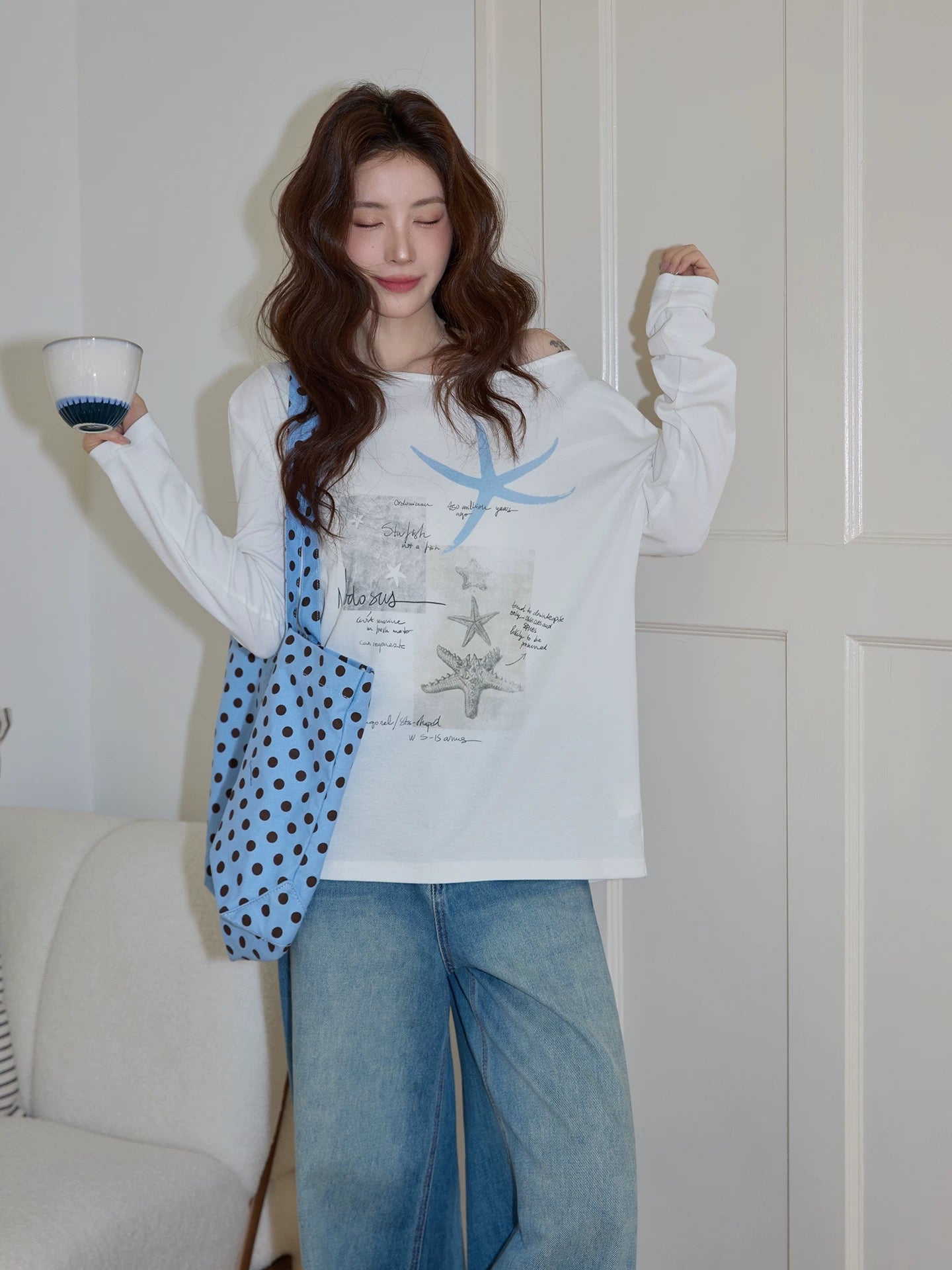 Chaochao's off-white round neck printed T-shirt for women, 2026 spring, relaxed and casual long-sleeved beach vacation top.