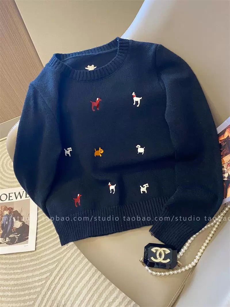Stylish and youthful white long-sleeved knit top with puppy embroidery, new autumn 2025 style, elegant round neck top for women.