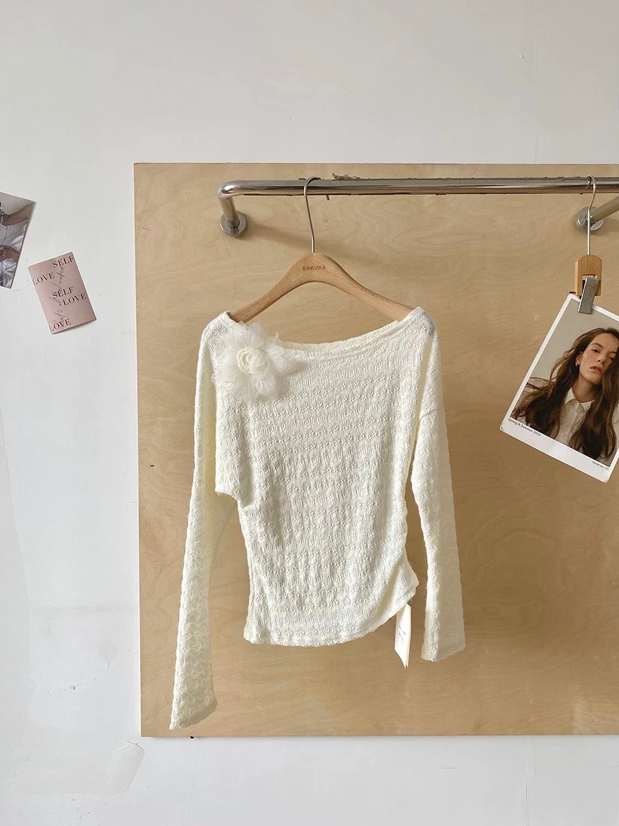 French-style off-shoulder 3D floral long-sleeved knit top for women, new autumn/winter 2025 style, fashionable, slimming, and high-end.