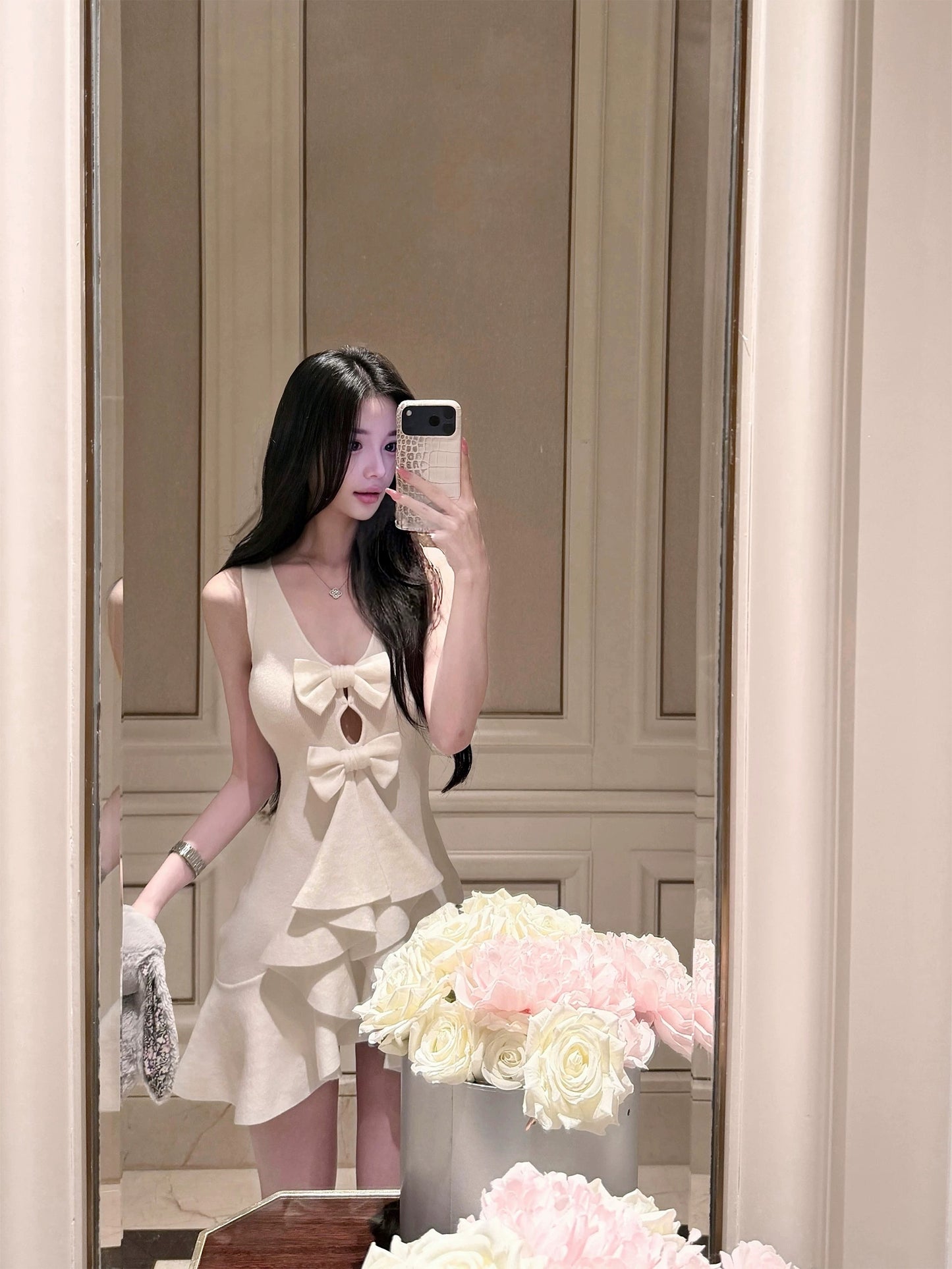 Qiauuu Bai Fu Jia Ren, a Chanel-inspired handmade bow-knitted V-neck dress for elegant ladies.