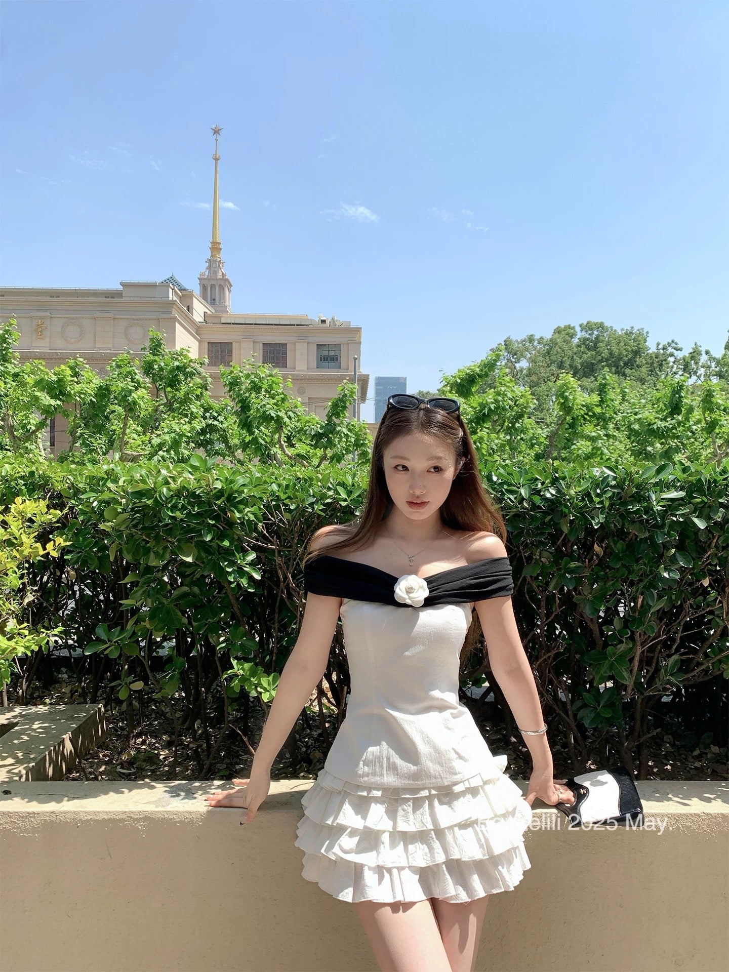 Bankelili 'Castle Swan' Off-Shoulder Color Block Waist-cinching Camellia Strapless Top